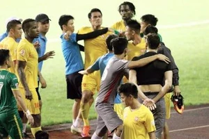 Thua trận, cầu thủ Hải Phòng suýt đánh nhau 