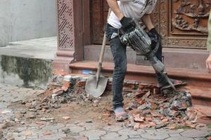 Quận 1 tiếp tục đập bậc thềm, cẩu xe vi phạm vỉa hè