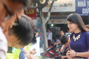 Vua đầu bếp và dàn trai trẻ nhặt rau khuấy đảo chợ phố