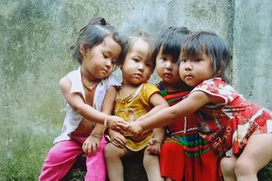 Những bức ảnh tự chụp của trẻ em cao nguyên đá gây 'choáng' 