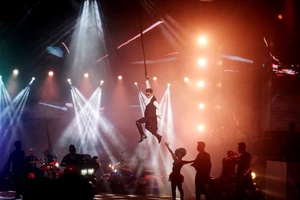 Mr Đàm động viên Hà Hồ, ôm eo tình tứ Lệ Quyên