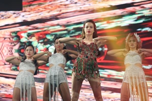 40 sao ‘khủng' làng nhạc Việt cùng 'Chào 2016' 