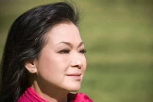 Ca sĩ Khánh Ly: 'Không biết ông Sơn có yêu tôi không'