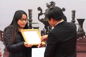 Vượt mặt các 'ông đồ', nữ sinh 9X giật giải viết thư pháp