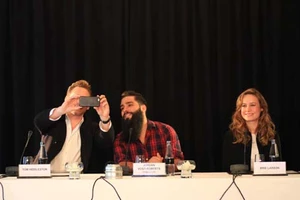 Sao phim Kong: Skull Island chụp ảnh tự sướng, giao lưu ở Hà Nội