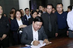 Bí thư Thành ủy TP.HCM Đinh La Thăng viếng nghệ sĩ Trần Lập