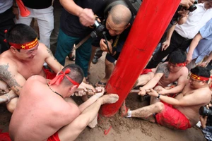 Độc đáo cảnh trai tráng ngồi kéo co ở thủ đô