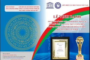 Tiến sĩ 'suýt ngất' vì được vinh danh với giá... 22 triệu đồng