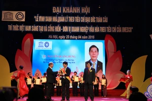 Nhiều khách mời vắng mặt trong Chương trình vinh danh "trí thức giá 22 triệu" 