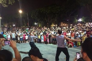 Đoàn nghệ sĩ Nga sẽ biểu diễn suốt tháng 9 trên phố đi bộ ở Hà Nội