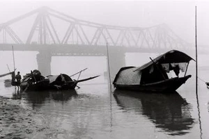 Hà Nội ảo diệu qua ống kính của tay máy gần 100 tuổi