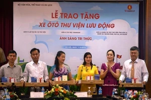 Người khiếm thị được đọc sách trên ô tô thư viện