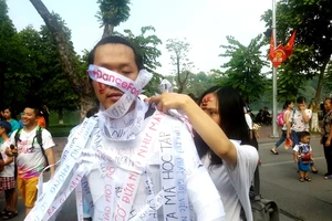 Phố đi bộ xao động vì 'xác sống' truyền thông điệp