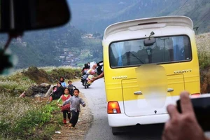 Phượt thủ bức xúc cảnh ném quà cho trẻ vùng cao