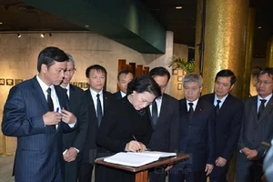 Chủ tịch Quốc hội đến Cuba viếng lãnh tụ Fidel 