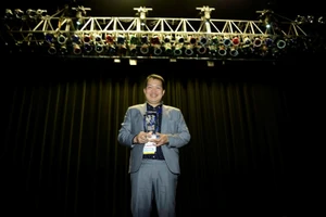 Trả lại giải nội, Cha cõng con 'hốt' nhiều giải ngoại