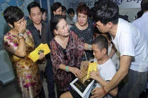 Danh ca Khánh Ly: Cười, hát rồi khóc ở bệnh viện