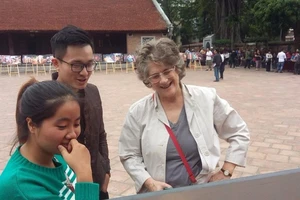 Khách quốc tế ngỡ ngàng với triển lãm Thu Vọng Nguyệt