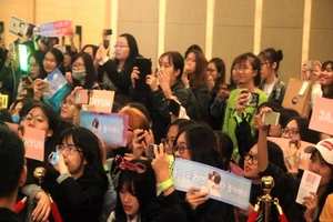 Fan của nhóm nhạc Hàn Quốc NCT 127 ‘náo loạn’ họp báo