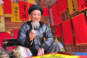 'Năm nay đào lại nở, lại quy hoạch ông đồ'