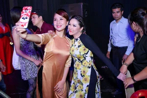 Ca sĩ Như Quỳnh trong vòng tay khán giả TP.HCM