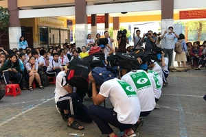 Học sinh TP.HCM diễn tập phòng tránh sóng thần, bão lũ