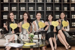 Hoa hậu, Á hậu cưỡi siêu xe tặng sách xuyên Việt 