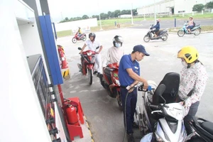 Liên bộ Công Thương-Tài chính giảm giá dầu 5 đồng/lít