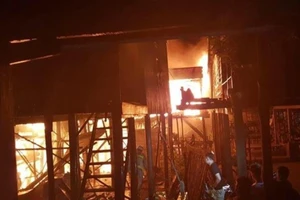 Hỗ trợ 60 gia đình người Campuchia gốc Việt bị hỏa hoạn