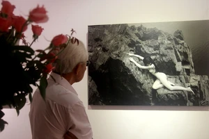 Khai mạc triển lãm ảnh nude, tháo mác 18+