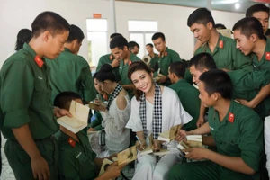 Dàn người đẹp giữa vòng vây bộ đội 