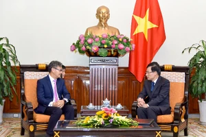 Đại sứ Lào xúc động khi nhận vật chất, tinh thần của Việt Nam