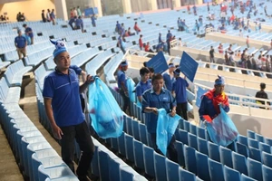 Cổ động viên chung tay dọn rác sau trận đấu của U-23 Việt Nam