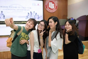 'Nàng thơ xứ Huế' giữa vòng vây sinh viên TP.HCM