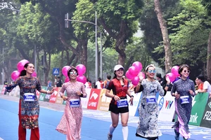 Hơn 2.600 VĐV hoàn thành giải marathon quốc tế Di sản Hà Nội