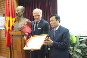 Việt Nam có tân đại sứ du lịch là huyền thoại golf người Úc