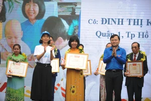 Cô giáo về hưu dạy trẻ ung bướu nhận giải tình nguyện quốc gia