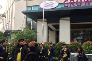 Cổ động viên Malaysia lặng lẽ trước sự cuồng nhiệt của VN