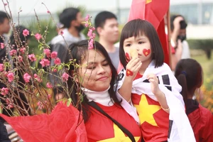 Không tặng được bánh chưng cho HLV Park, CĐV buồn bã ra về