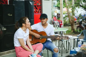 Mai Tài Phến đệm đàn cho Mỹ Tâm ở Viện Dưỡng lão nghệ sĩ