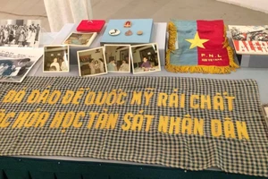 Luật sư người Mỹ trao tặng 450 tài liệu, hiện vật năm 1965