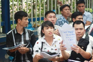 Cận cảnh người dân rồng rắn, quỳ gối làm visa Hàn Quốc