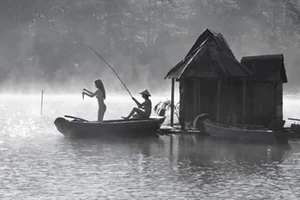 Chưa có quy định nào cấm chụp ảnh nude ở danh thắng