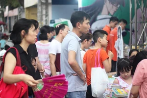 Người Hà Nội vượt nóng đến hội sách