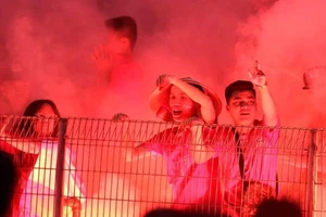 Kỷ luật nghiêm hiện tượng đốt pháo sáng trên sân Hàng Đẫy