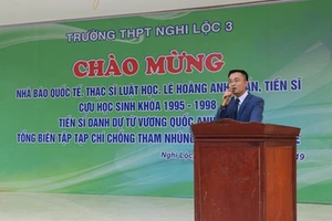 'Nhà báo quốc tế' chế bản tạp chí để lừa thầy cô?