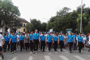 Phó Thủ tướng Trương Hoà Bình tham gia 'Đi bộ vì sức khỏe'