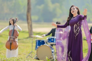 NSƯT Tố Nga diễn cùng dàn nhạc ở nghĩa trang