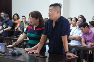 Bị hại trong phiên xử Hưng 'kính' bật khóc nức nở 