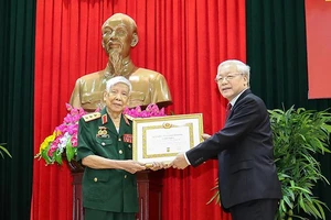 Tổng Bí thư, Chủ tịch nước trao huy hiệu cho ông Lê Khả Phiêu